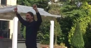بالفيديو.. إبراهيموفيتش يُهين أحد أصدقائه بركلة جزاء فى "المؤخرة" 