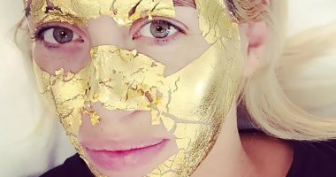 بالصور.. زوجة نجم إنتر ميلان تغطى وجهها بالذهب لحماية البشرة