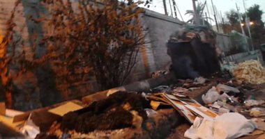 بالصور .. حرق القمامة بمدينة كوم أمبو فى أسوان يهدد صحة الأهالى