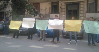 مواطنون ينظمون وقفة احتجاجية أمام مجلس الوزراء لوقف قرار هدم عقارهم