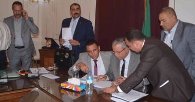 محافظ المنيا يبحث عدد من الملفات الهامة وآليات حلها مع نواب البرلمان