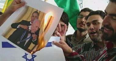 بالفيديو.. الإيرانيون يوزعون الحلوى ویحرقون علم إسرائيل بعد وفاة بيريز