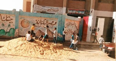 النيابة الإدارية تحقق فى إجبار تلاميذ مدرسة بالسويس على حمل مواد البناء