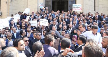 عشرات المحامين يتظاهرون على سلالم دار القضاء العالى لرفض "القيمة المضافة"