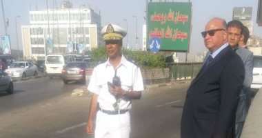 بالصور.. مدير أمن القاهرة يفاجئ الخدمات المرورية أعلى كوبرى أكتوبر