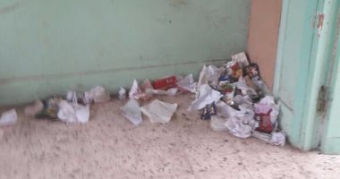بالصور..تراكم القمامة داخل مدرسة بالمحلة 