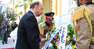 محافظ القاهرة يضع إكليل الزهور على قبر الجندي المجهول