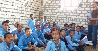 بالفيديو والصور.. طلاب يفترشون الأرض فى مدرسة بنوها بسواعدهم فى المنيا