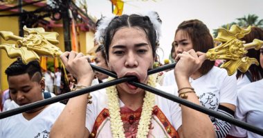 تايلانديون يطعنون وجوههم بالسكاكين فى احتفالات العيد "النباتى"