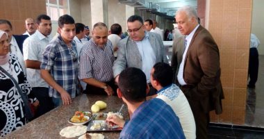 رئيس جامعة الإسكندرية يتناول وجبة الأفطار بالمدينة الجامعية للتأكد من جودة المطبخ