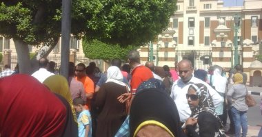أولياء أمور يقطعون الطريق أمام محافظة القاهرة لإلحاق أبنائهم التجريبيات