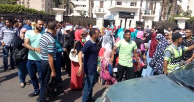 نائب بولاق الدكرور يحاول إقناع المتظاهرين أمام محافظة الجيزة بفتح الطريق