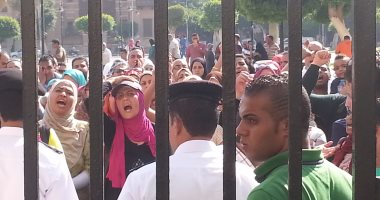 أولياء أمور التجريبيات يحاولون دخول بوابة محافظة القاهرة ويقطعون الطريق