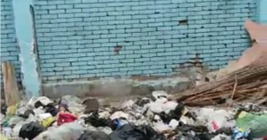بالفيديو.. أكوام القمامة تحاصر مدرسة 6 أكتوبر فى البراجيل بالجيزة