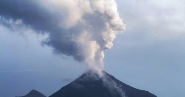 بركان جبل "إتنا" فى جزيرة صقلية الإيطالية يثور ويطلق حممه فى الهواء
