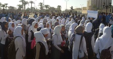 بالصور.. طلاب جنوب سيناء يتظاهرون احتجاجا على إلغاء الدروس الخصوصية