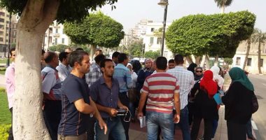بالفيديو والصور.. وقفة لأولياء أمور متضررين من تنسيق التجريبيات أمام محافظة القاهرة