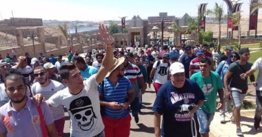توافد طلاب جامعات مصر على متحف النيل بأسوان ضمن رحلات "قطار الشباب"
