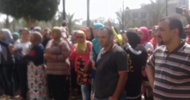 أولياء أمور يتظاهرون أمام محافظة القاهرة لعدم قبول أبنائهم بالتجريبيات