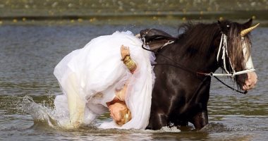 على طريقة "الليمبى" .. عروسة تسقط فى الماء أثناء فوتو سيشن زفافها