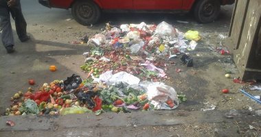 بالصور.. أولياء أمور يشتكون من إلقاء القمامة أمام مدرسة لغات بشارع الظاهر