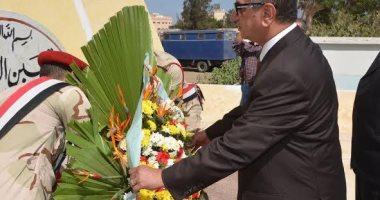 محافظ كفر الشيخ يضع أكليل الزهور على النصب التذكارى