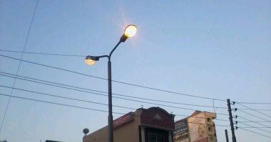 قارئ يرصد إضاءة أعمدة الكهرباء نهارا فى شارع 26 يوليو بـ"ميت غمر"