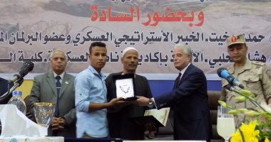 بالصور ..محافظ جنوب سيناء يكرم أسر شهداء 6 أكتوبر