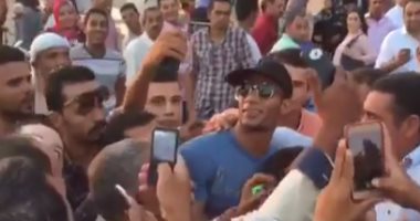 بالفيديو.. استقبال جماهيرى حافل لمحمد رمضان بمطار القاهرة عقب عودته من دبى