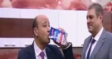 بالفيديو.. عمرو أديب يتناول جبنة ولبن على الهواء.. ويؤكد:المصرى لا مثيل له  