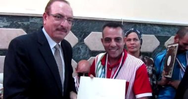 ذوى الإعاقة تكرم محرر اليوم السابع ومحافظ بنى سويف يسلمه ميدالية تذكارية وشهادة تقدير