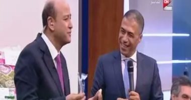 داعما شركة منضمة لـ"الشعب يأمر"..عمرو أديب يوزع حلاوة بالقشطة على الهواء