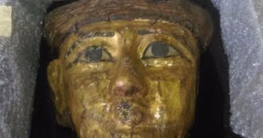 قطاع المتاحف يشكل لجنة لفحص القناع الذهبى بعد تسليمه للمتحف المصرى
