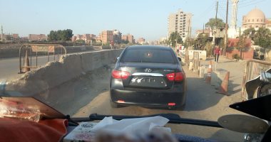 سيارة بدون لوحات تمر أمام "كمين" فى طريق "بنها - الزقازيق" بالقليوبية