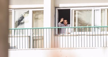 مبارك يلوح بيده من نافذة مستشفى المعادى العسكرى لأنصاره