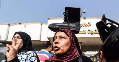بالصور.. مؤيدة لمبارك ترفع بيادة الجيش على رأسها وتهتف للرئيس الأسبق