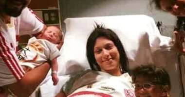 صورة عائلة زملكاوية تستقبل مولودا جديدا تُشعل "فيس بوك"