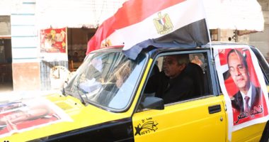 "السيد محمد" يزين التاكسى الخاص به بالاعلام وبوسترات السيسى احتفالا بنصر أكتوبر