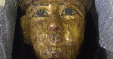 مواطن يسلم المتحف المصرى قناعا ذهبيا ينتمى للعصور القديمة