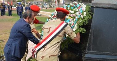 محافظ البحيرة ومدير الأمن يضعان اكليل الزهور على النصب التذكارى للجندى المجهول