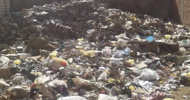 قارئ يشكو من تراكم القمامة أمام بيت ثقافة العسيرات فى سوهاج 