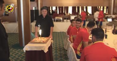 تصفيات المونديال.. لاعبو إسبانيا يفاجئون كوستا بـ"تورتة" عيد ميلاده 