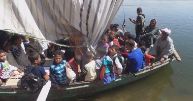 بالصور.. قبل وقوع الكارثة.. قوارب صغيرة تنقل 900 تلميذ لمدارسهم فى سوهاج