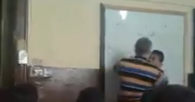 معلم يعتدى على طالب بالضرب والسب لتحدثه أثناء الحصة بمدرسة فى بنها