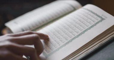 الإندبندنت: أمريكيان مسلم ومسيحى يترجمان القرآن لإبراز تشابه الديانتين