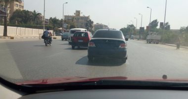 بالصور.. سيارة بدون لوحات معدنية تتجول فى شارع الهرم