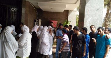 بالصور.. وقفة احتجاجية للعاملين بمستشفى الفيوم الجامعى بسبب حقوقهم المالية