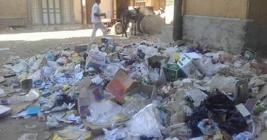 بالصور.. تلال القمامة تحاصر "قصر ثقافة" فرشوط 