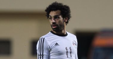 محمد صلاح يواسى مدافع الأهلى بسبب "المنتخب"