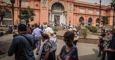 السائحون يتحدون التحذيرات الأمنية ويتوافدون على المتحف المصرى